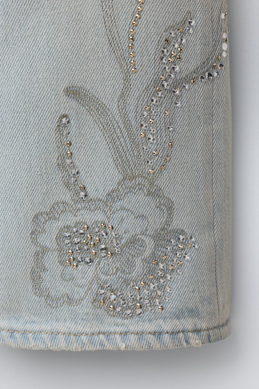 ДЖИНСЫ WIDE LEG С ЦВЕТОЧНЫМ ПРИНТОМ И СТРАЗАМИ