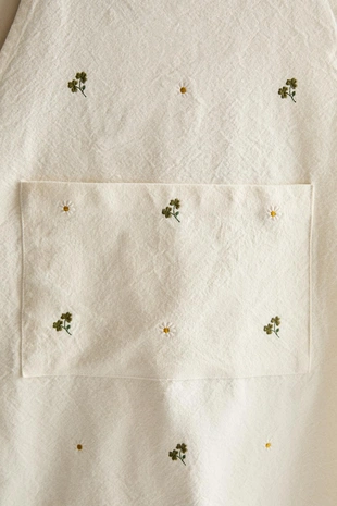 Фартук с вышитым клевером- Заказать в России