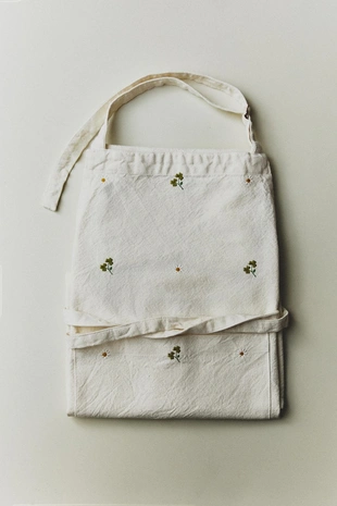 Фартук с вышитым клевером- Заказать в России