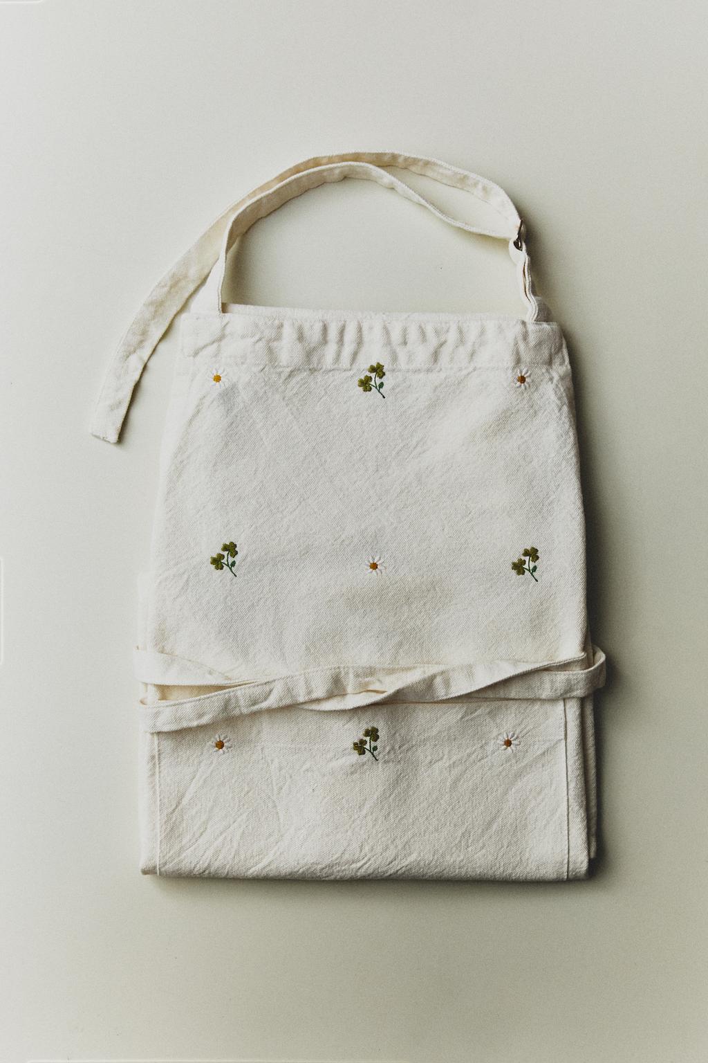 Фартук с вышитым клевером