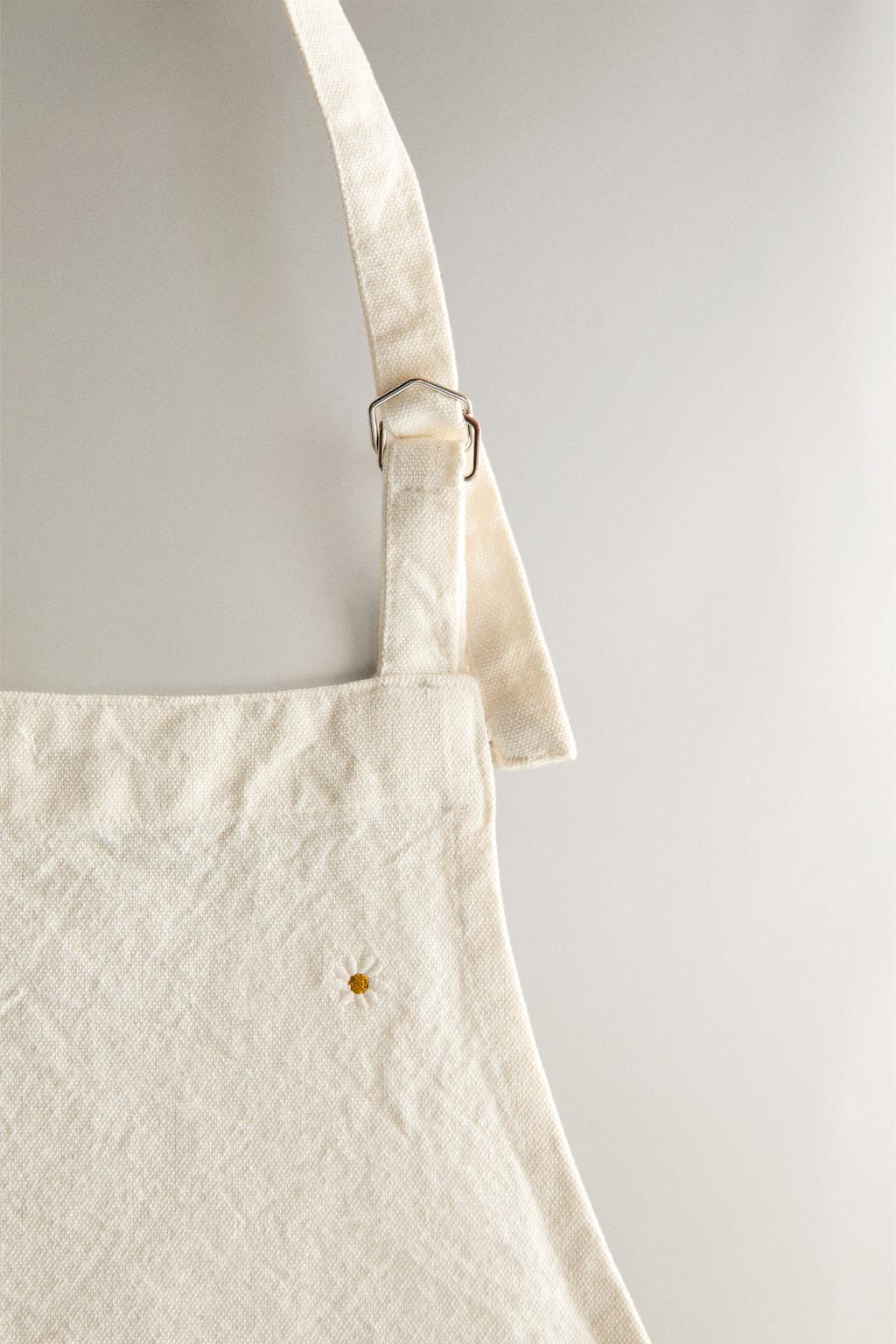 Фартук с вышитым клевером