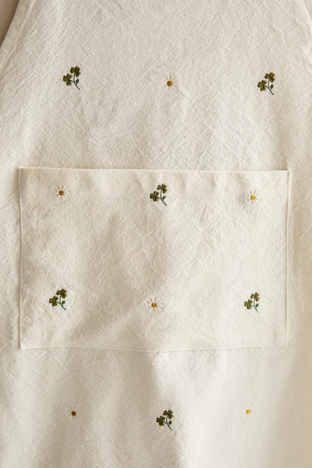 Фартук с вышитым клевером