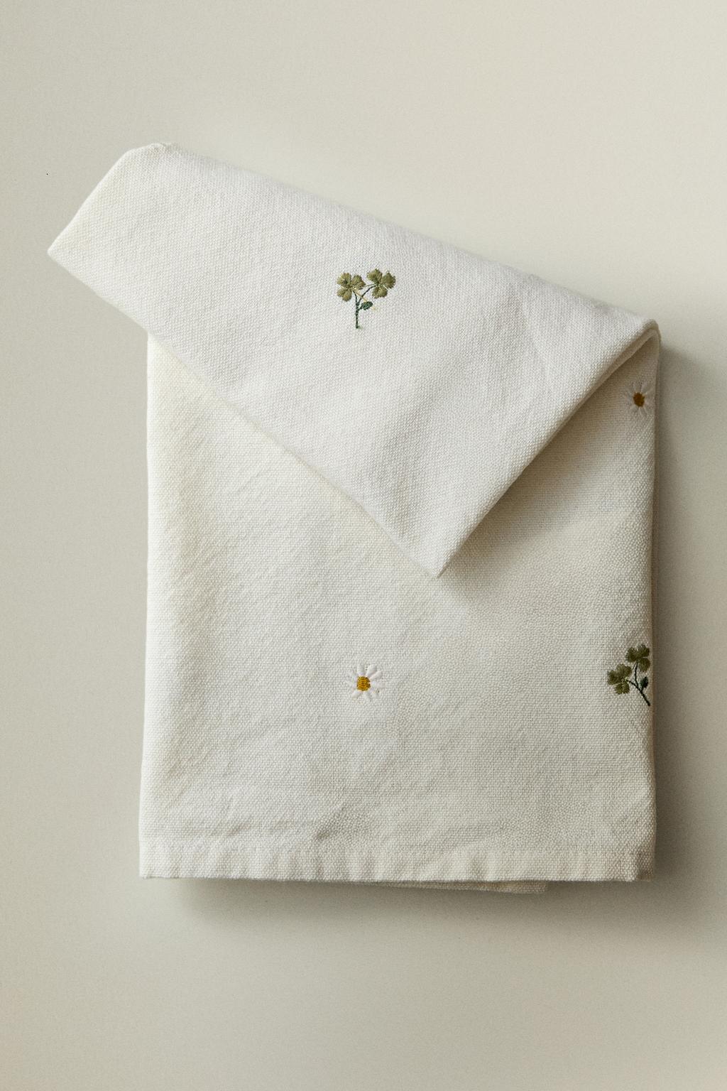 Вышитое полотенце для посуды с клевером