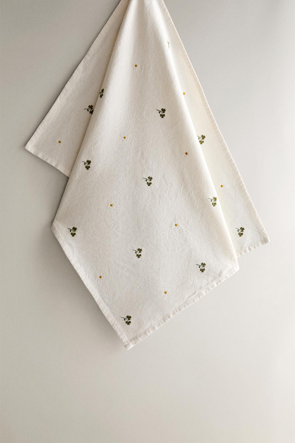 Вышитое полотенце для посуды с клевером