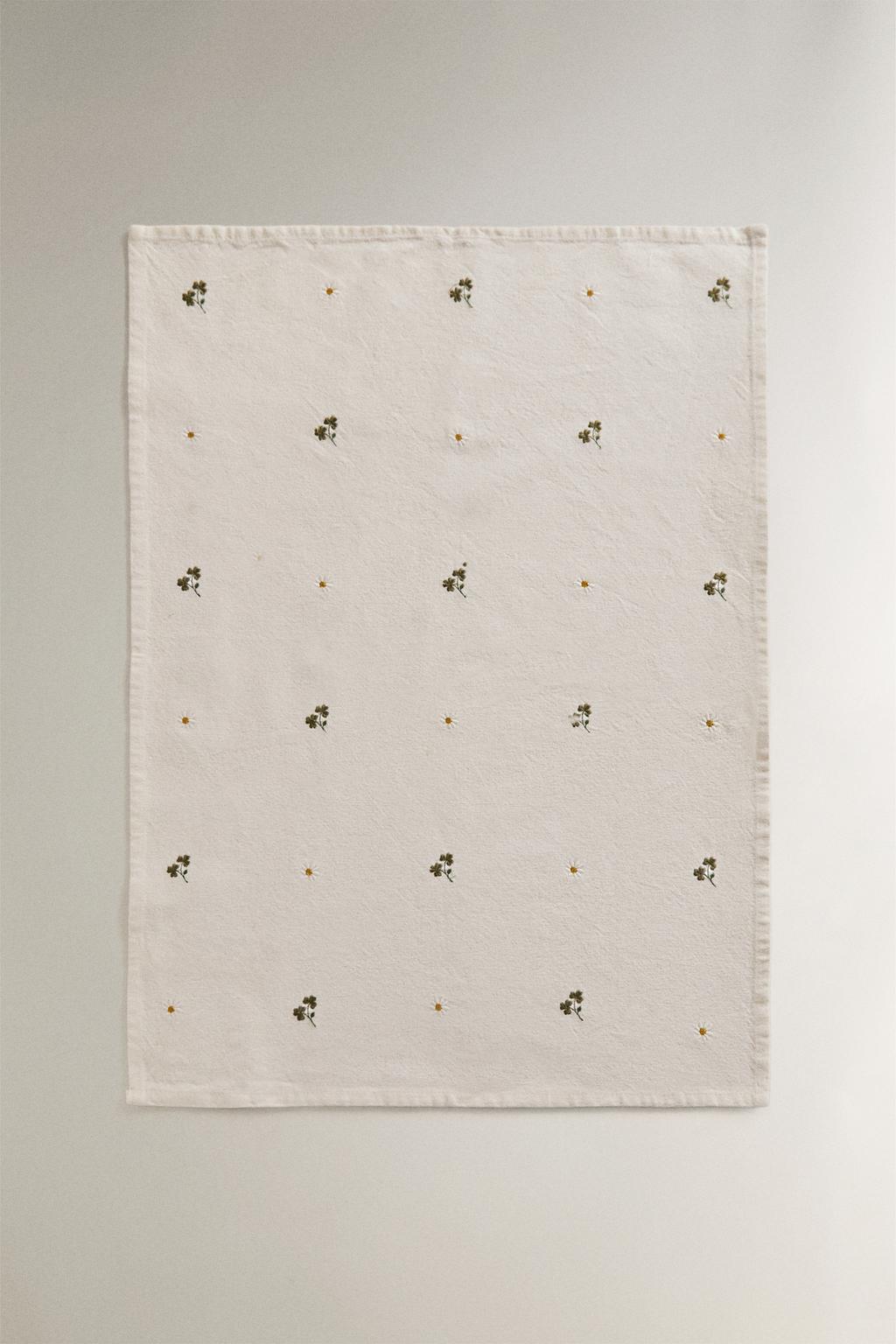 Вышитое полотенце для посуды с клевером