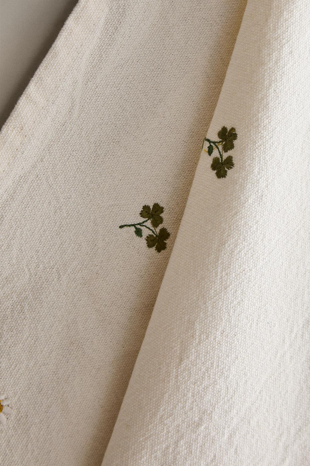 Вышитое полотенце для посуды с клевером