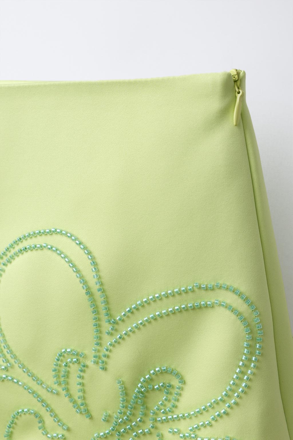 ЮБКА-ШОРТЫ ИЗ АТЛАСА С ЦВЕТОЧНЫМ УЗОРОМ И БУСИНАМИ