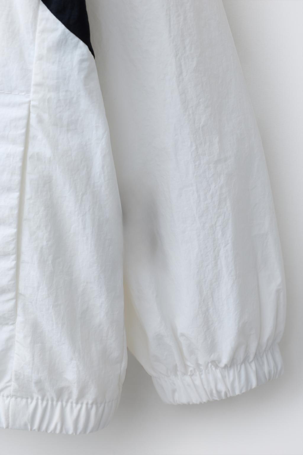 ЛЕГКИЙ ДОЖДЕВИК С ТЕКСТОВЫМ ПРИНТОМ