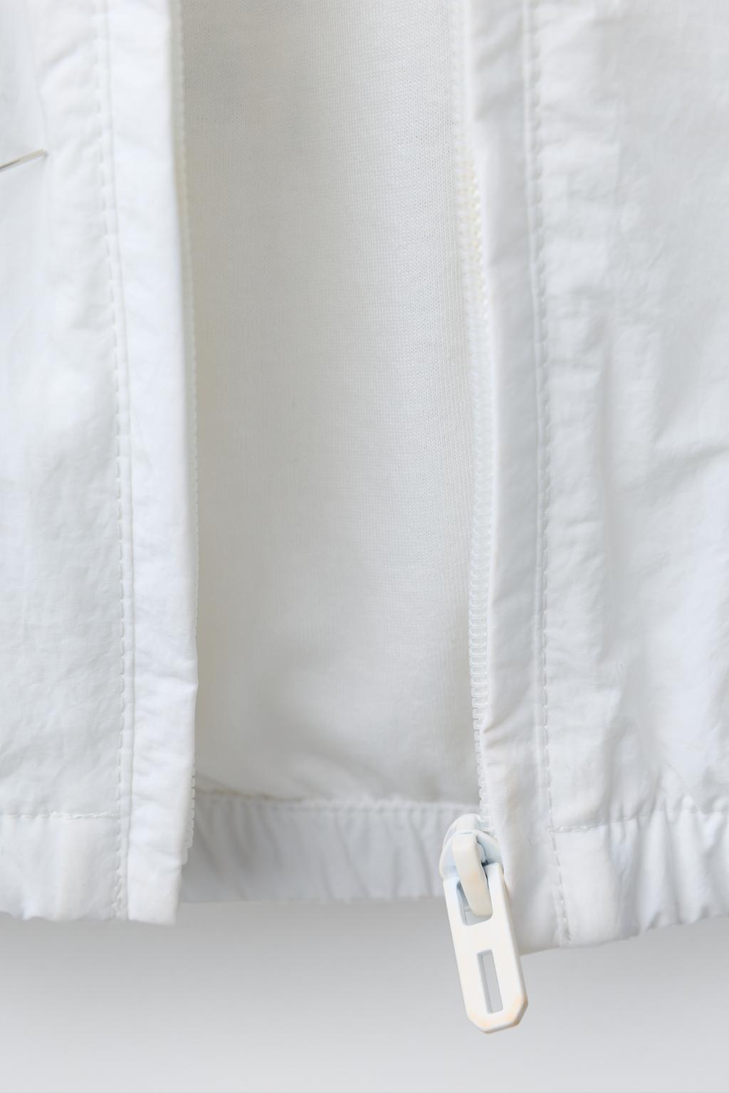 ЛЕГКИЙ ДОЖДЕВИК С ТЕКСТОВЫМ ПРИНТОМ