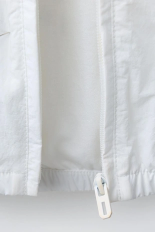 Легкий дождевик с текстовым принтом- Заказать в России