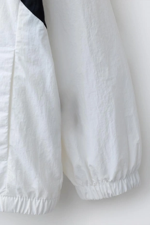 Легкий дождевик с текстовым принтом- Заказать в России