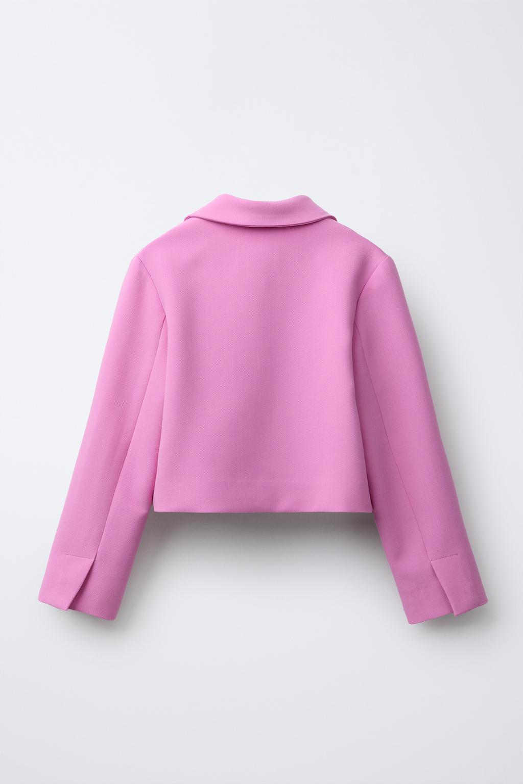 УКОРОЧЕННЫЙ БЛЕЙЗЕР С ДЕКОРАТИВНЫМИ ПУГОВИЦАМИ