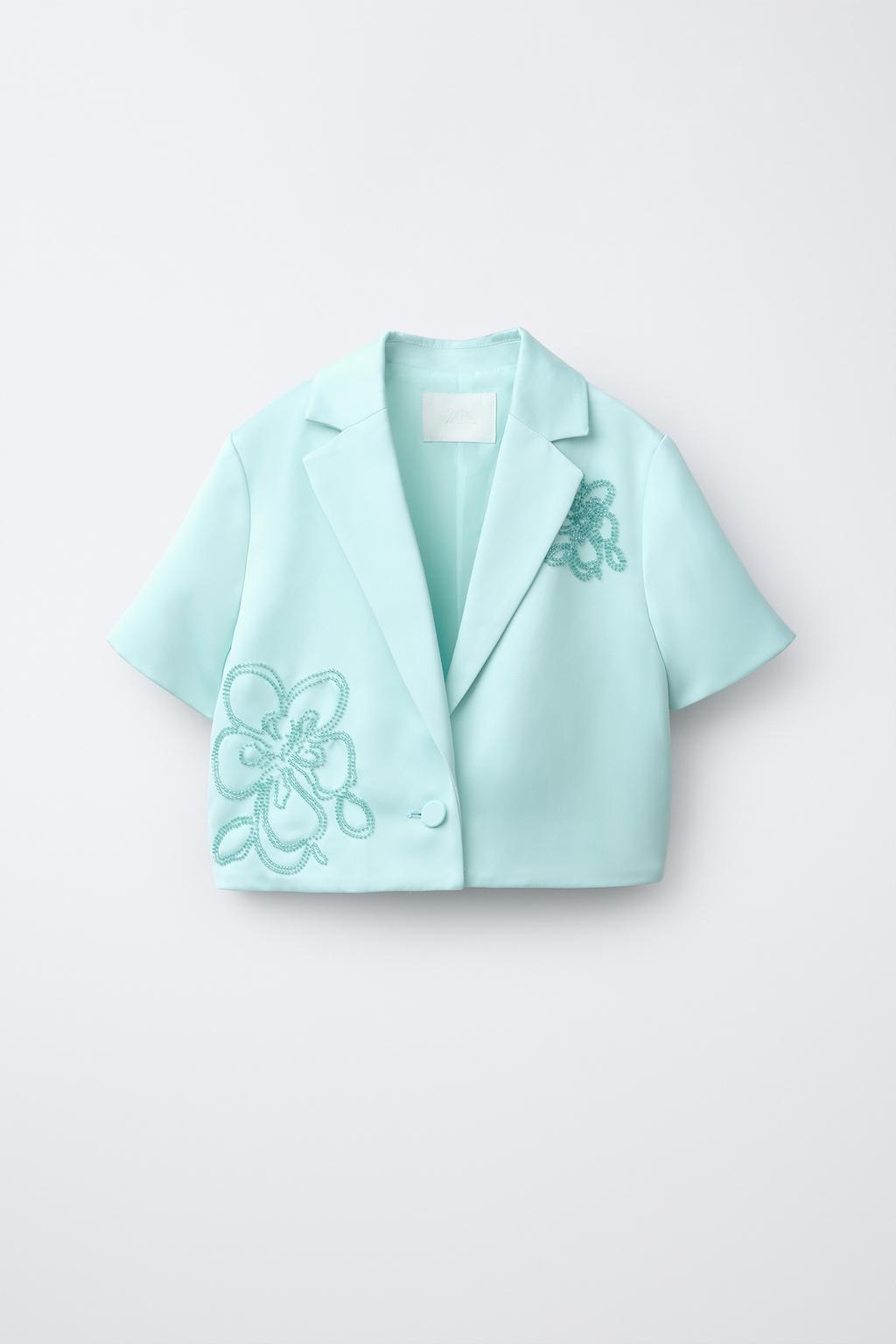 УКОРОЧЕННЫЙ АТЛАСНЫЙ БЛЕЙЗЕР С ЦВЕТАМИ И БИСЕРОМ