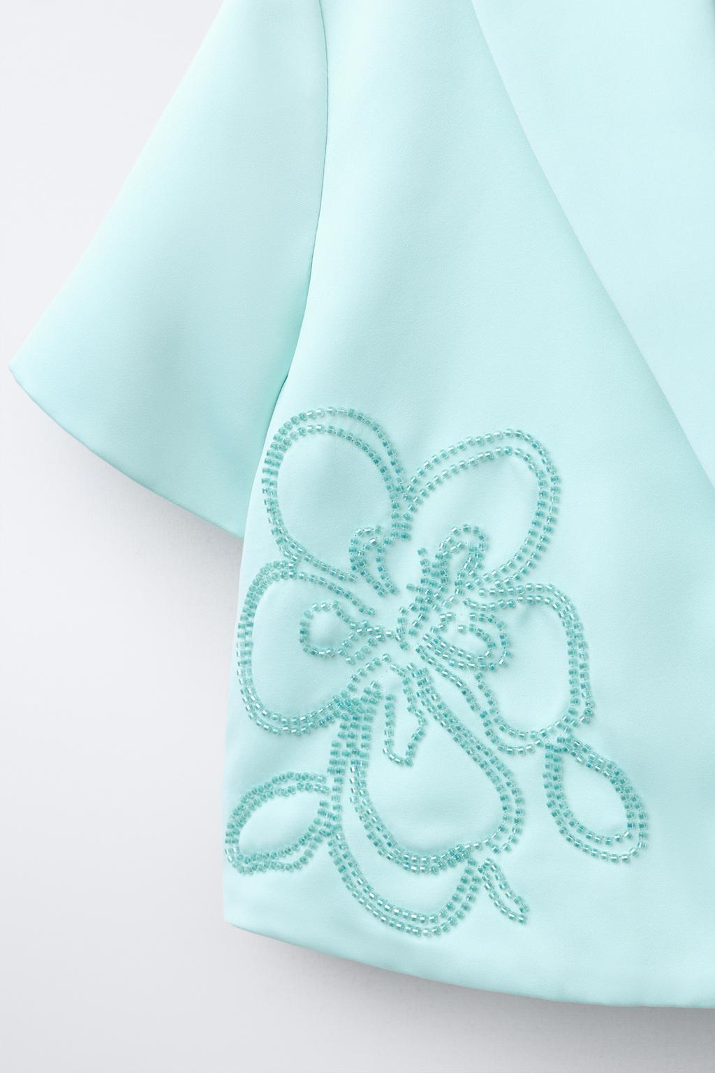 УКОРОЧЕННЫЙ АТЛАСНЫЙ БЛЕЙЗЕР С ЦВЕТАМИ И БИСЕРОМ