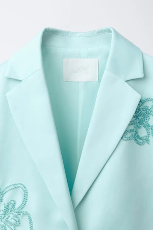 Укороченный атласный блейзер с цветами и бисером- Заказать в России