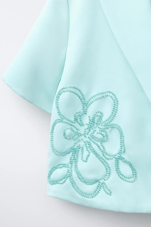 Укороченный атласный блейзер с цветами и бисером- Заказать в России