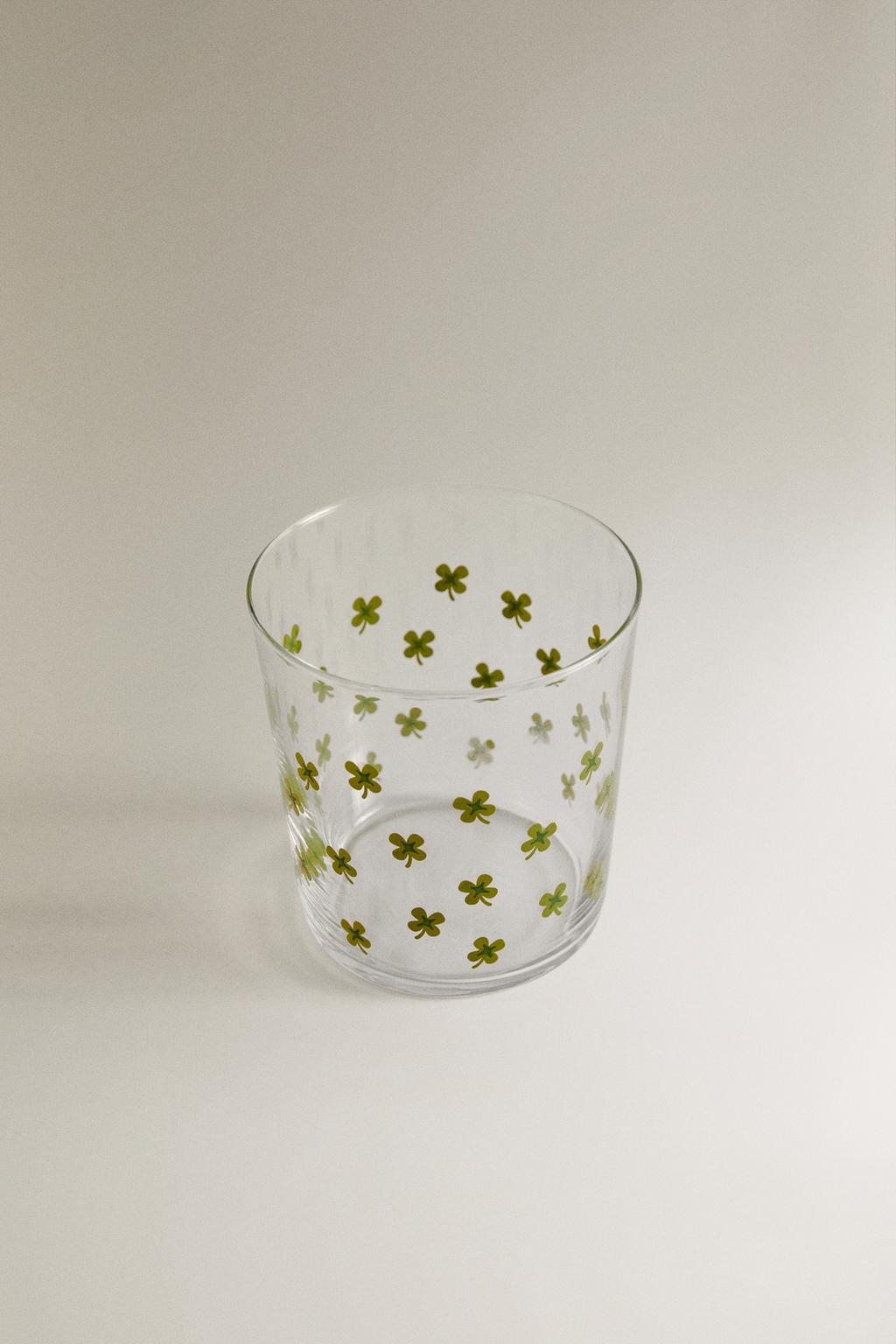 Стеклянная чашка с переводом клевера