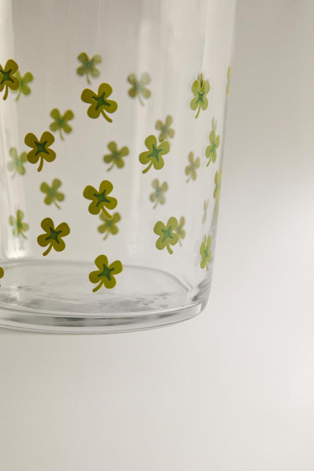 Стеклянная чашка с переводом клевера