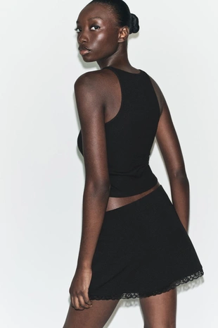 Мини-юбка из эластичной ткани с кружевом- Заказать в России