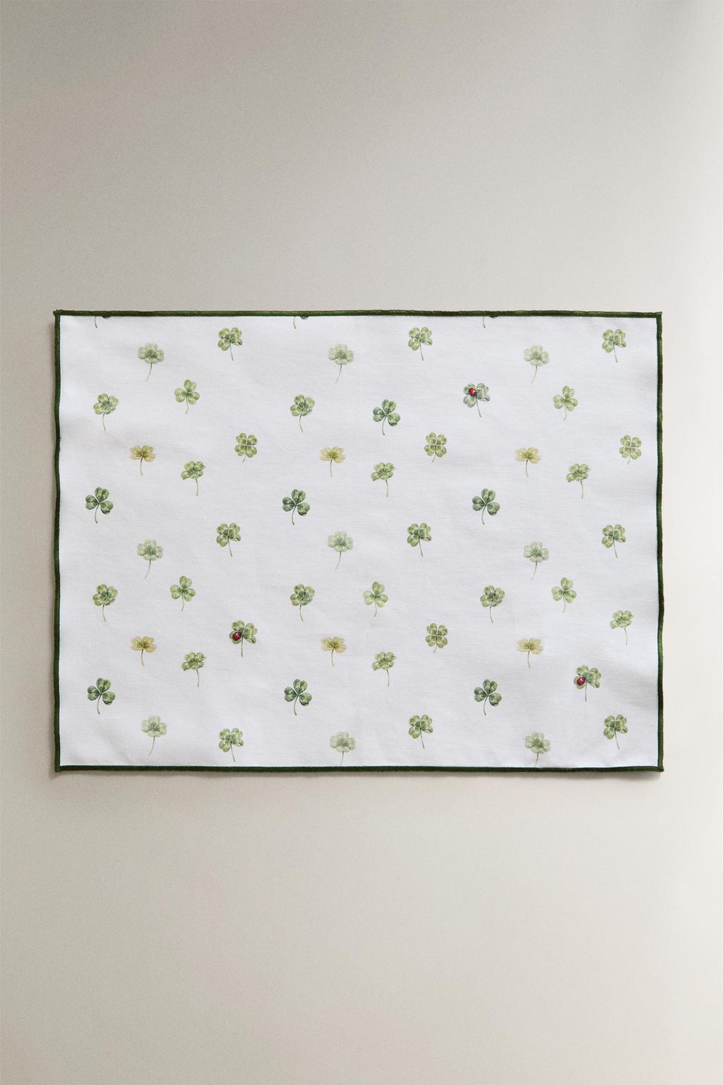 Подставка для тарелок с клевером и покрытием смолы