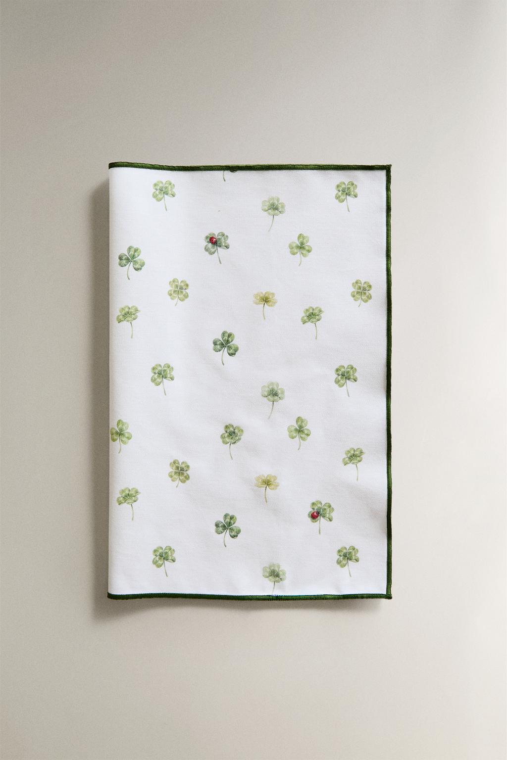 Подставка для тарелок с клевером и покрытием смолы