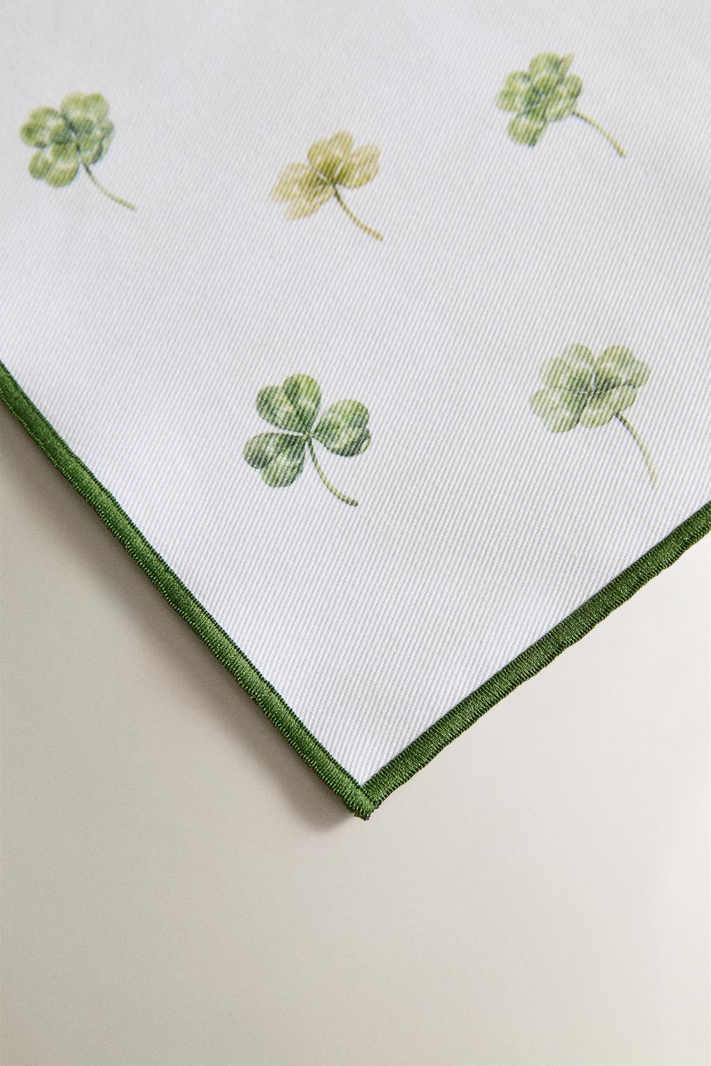 Подставка для тарелок с клевером и покрытием смолы