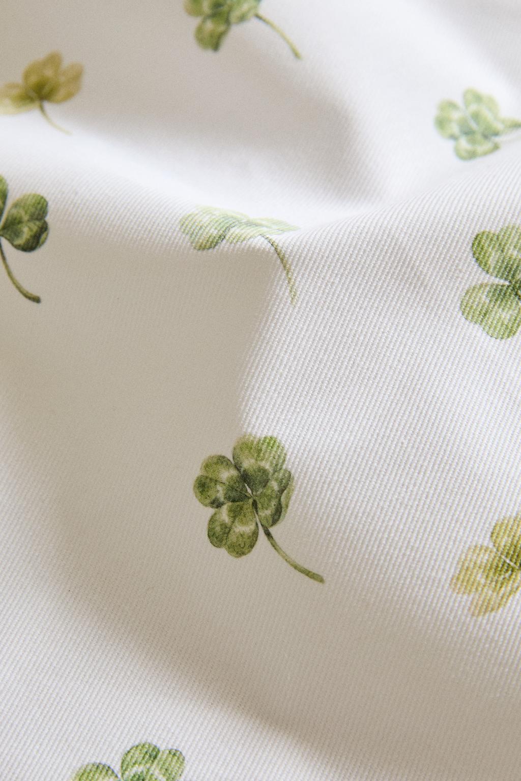 Подставка для тарелок с клевером и покрытием смолы