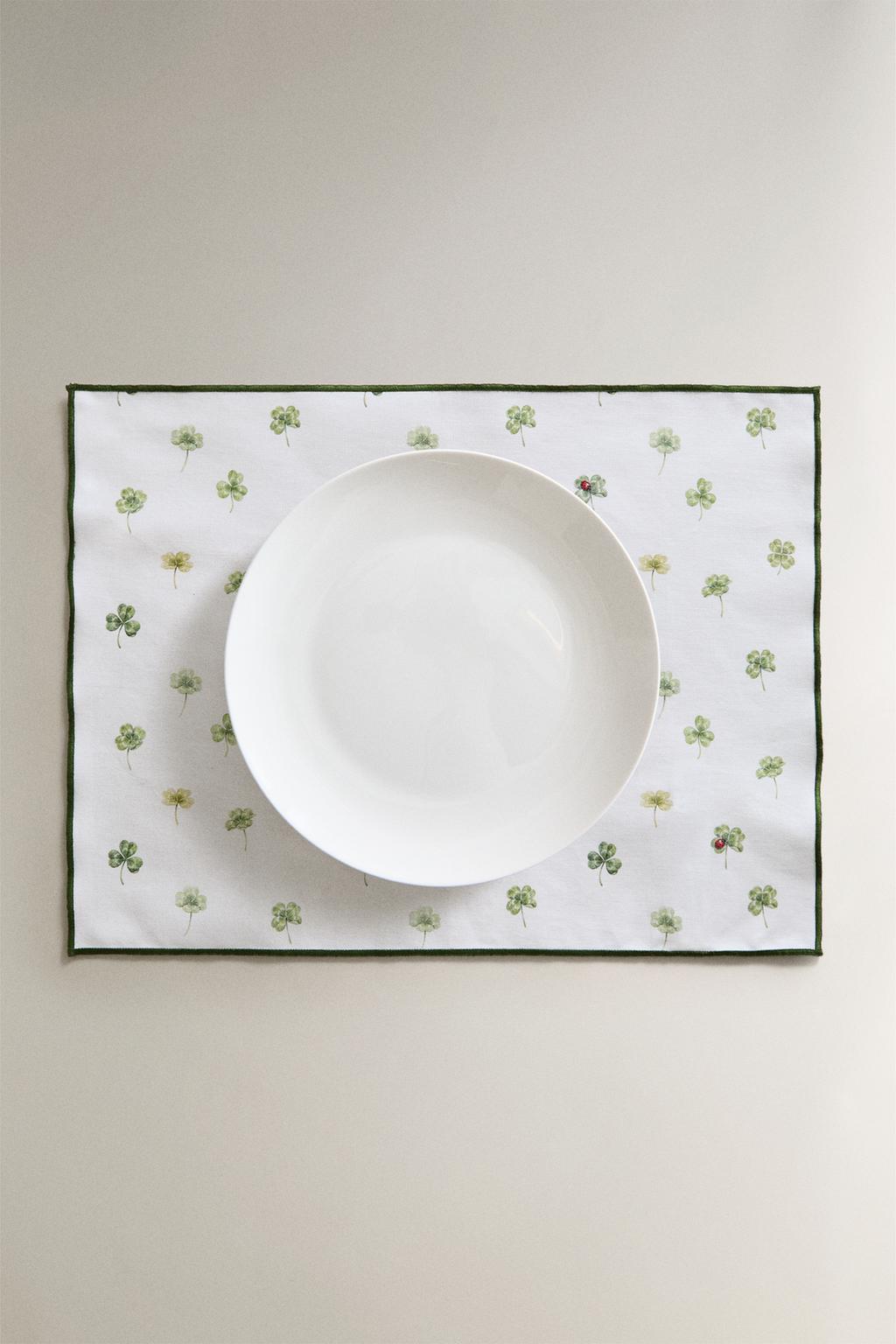 Подставка для тарелок с клевером и покрытием смолы
