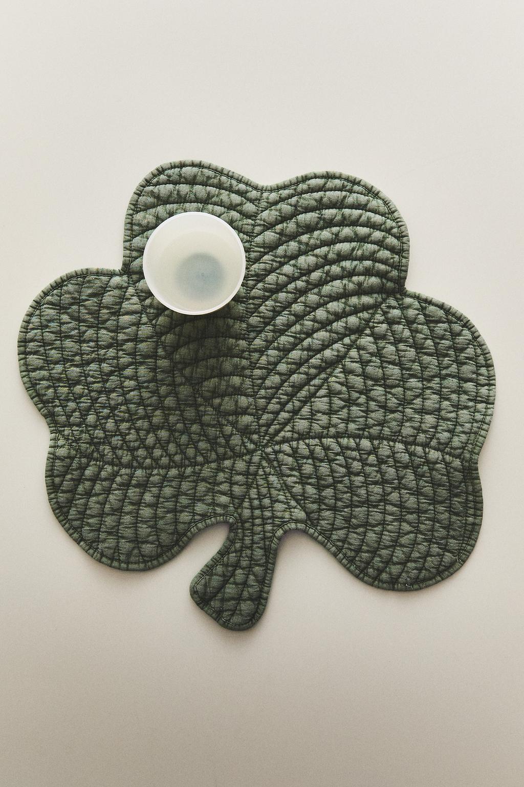 Стежаный подстаканник в форме клевера