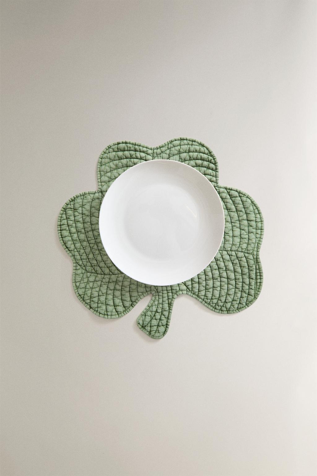 Стежаный подстаканник в форме клевера