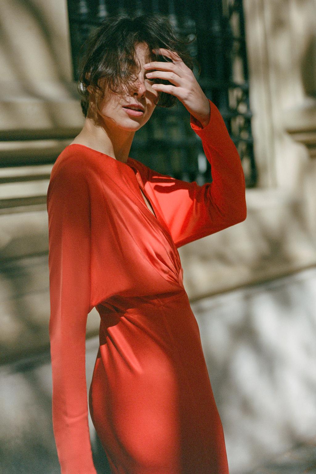 АТЛАСНОЕ ПЛАТЬЕ С РУКАВАМИ «ЛЕТУЧАЯ МЫШЬ» И РАЗРЕЗОМ