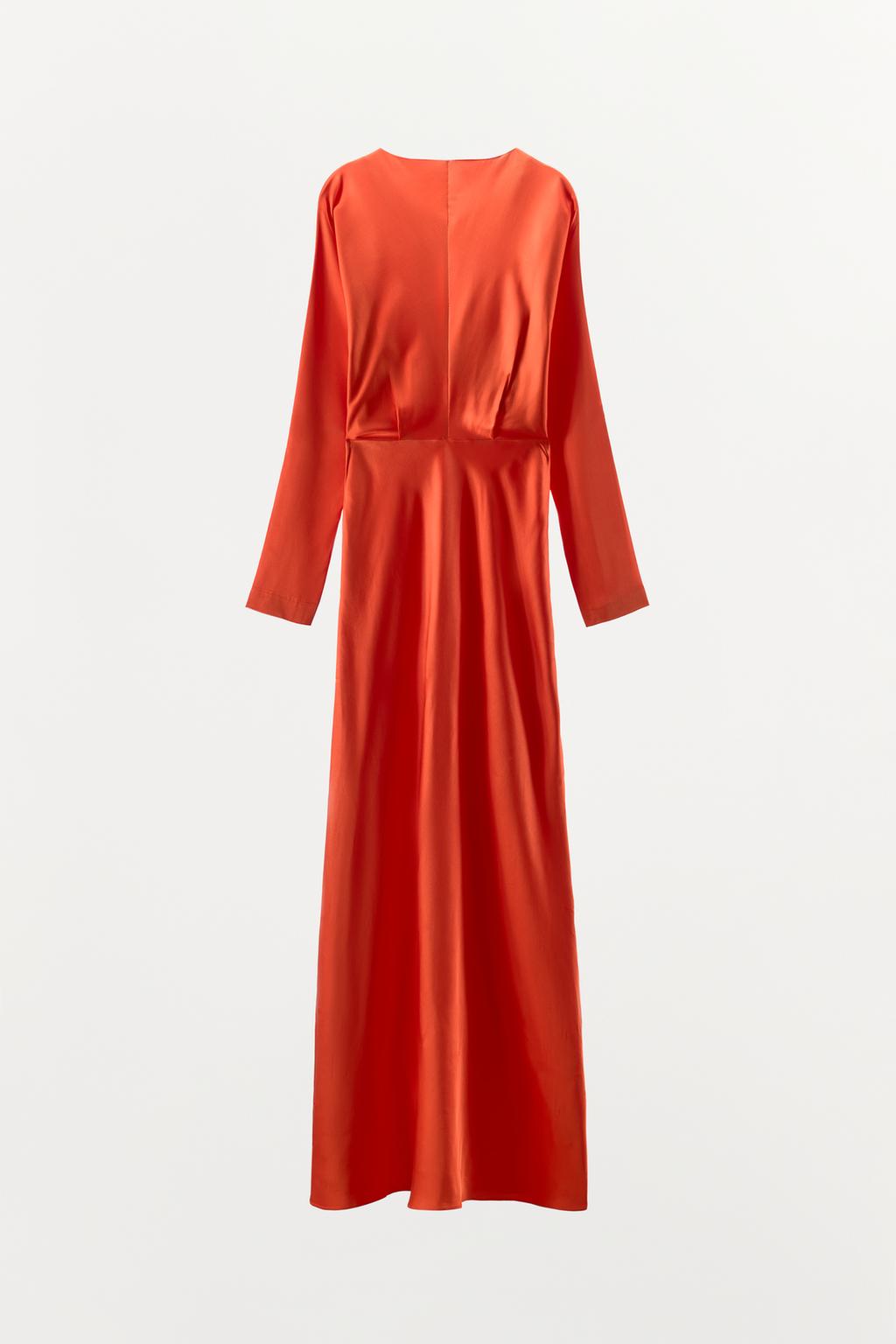 АТЛАСНОЕ ПЛАТЬЕ С РУКАВАМИ «ЛЕТУЧАЯ МЫШЬ» И РАЗРЕЗОМ