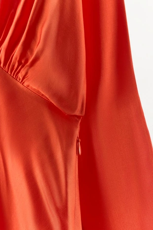 Атласное платье с рукавами «летучая мышь» и разрезом- Заказать в России