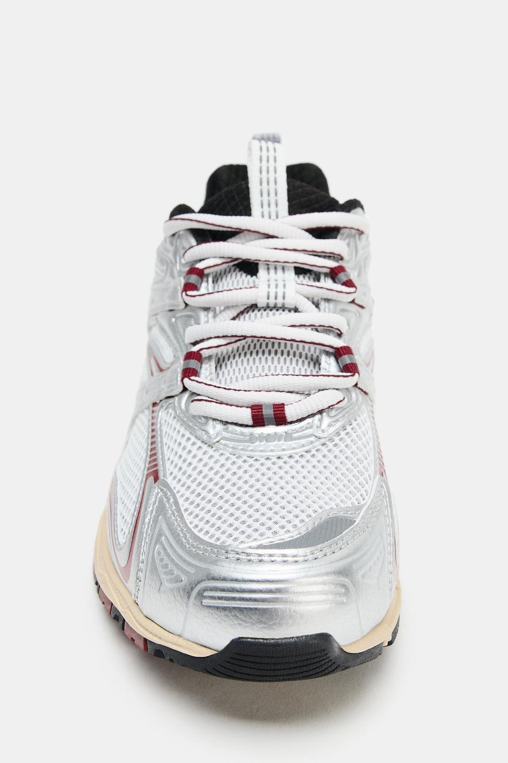 КОНТРАСТНЫЕ КРОССОВКИ