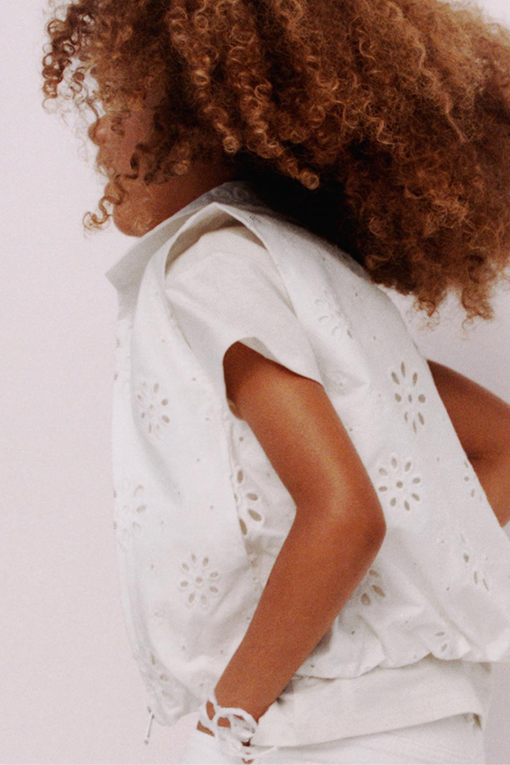 Жилет с вышивкой в швейцарском стиле