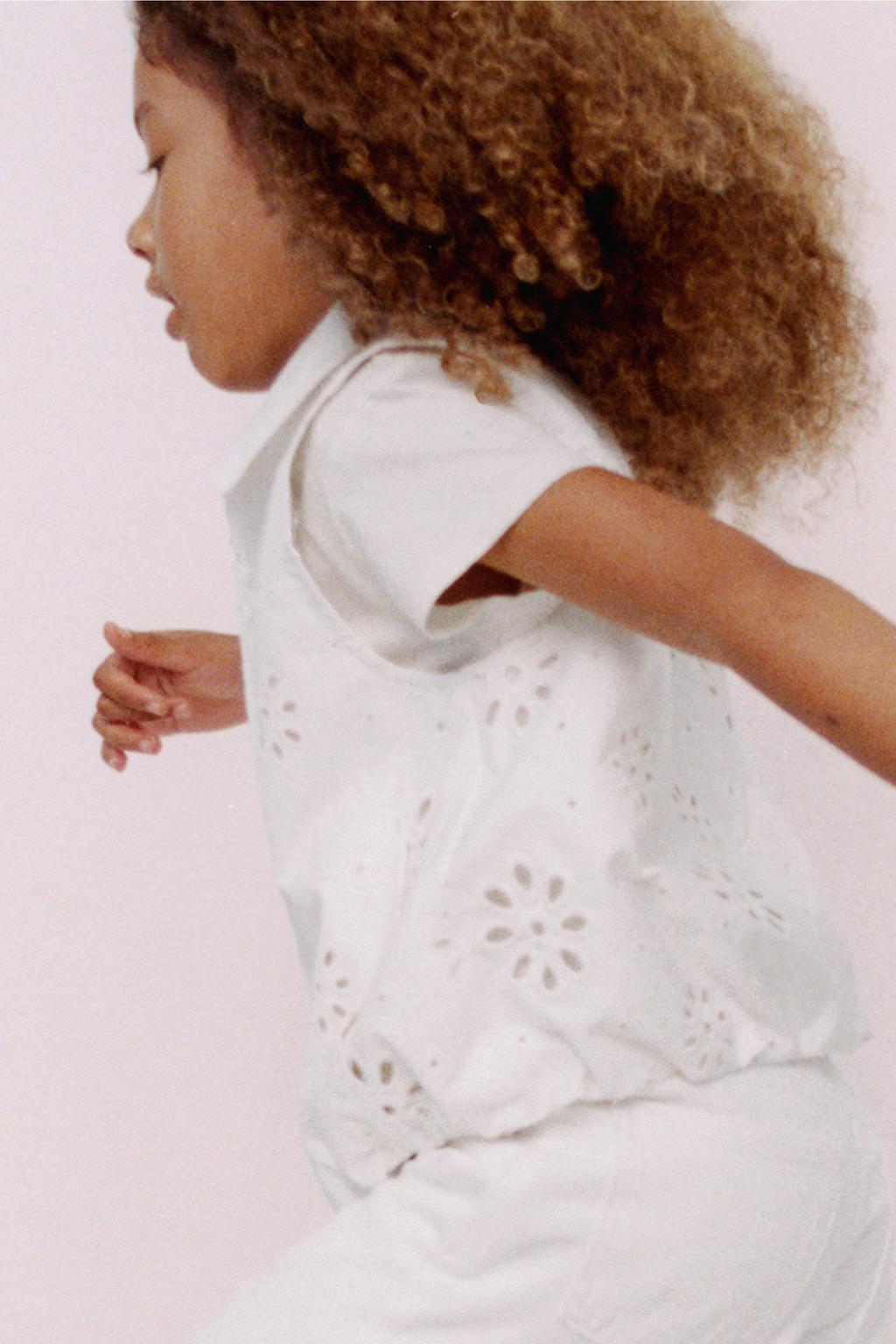 Жилет с вышивкой в швейцарском стиле