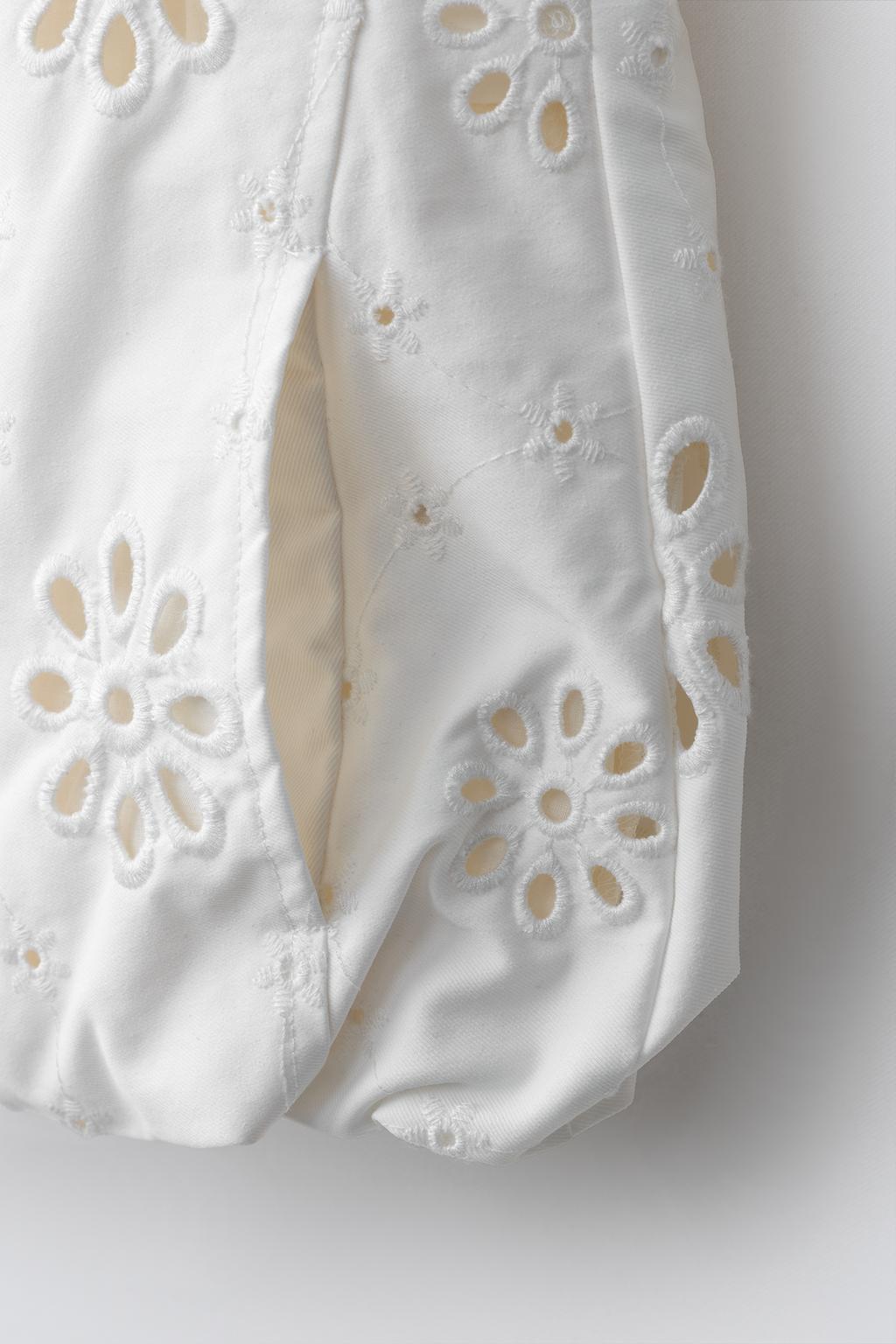 Жилет с вышивкой в швейцарском стиле