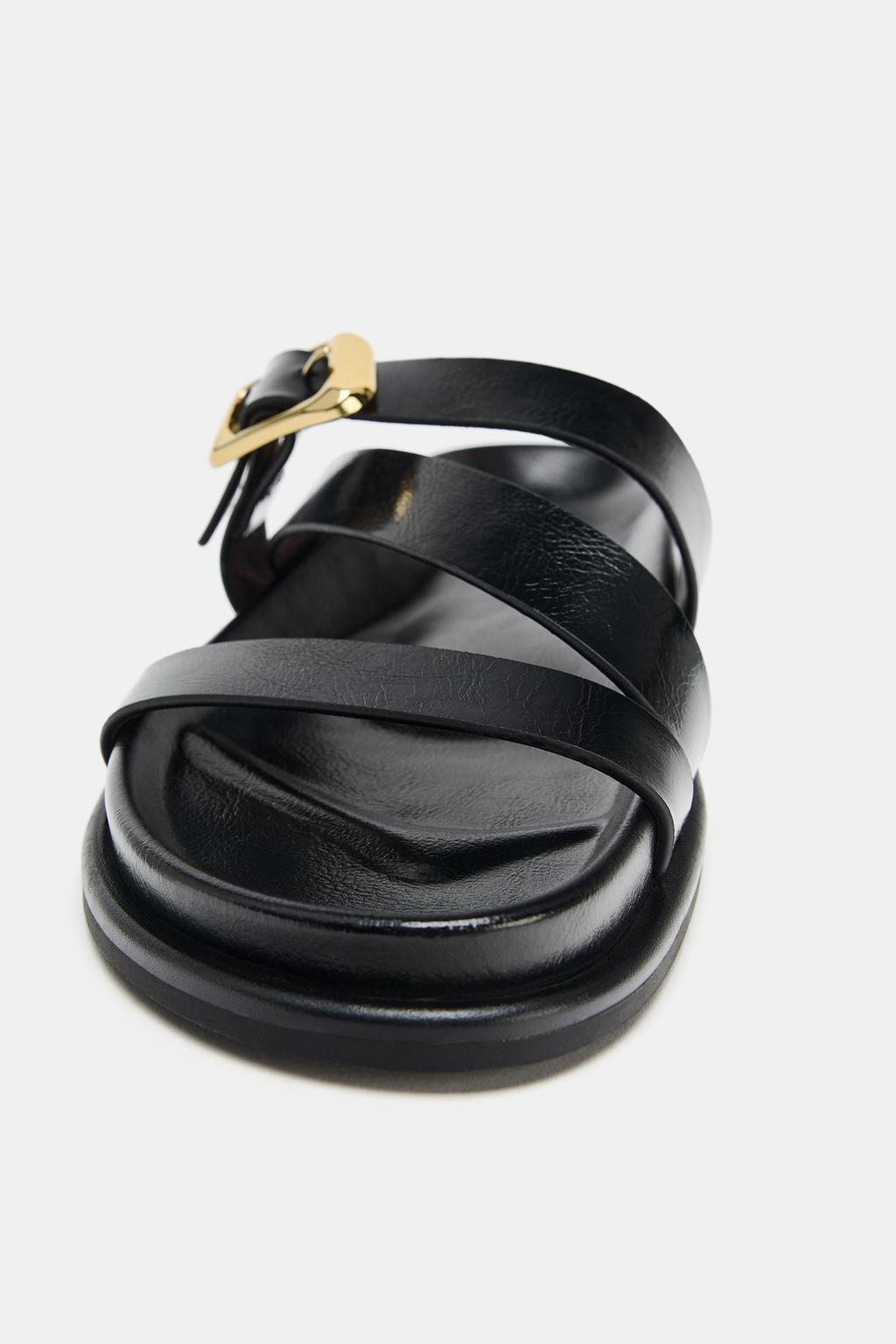 САНДАЛИИ НА ПЛОСКОЙ ПОДОШВЕ С ПРЯЖКАМИ