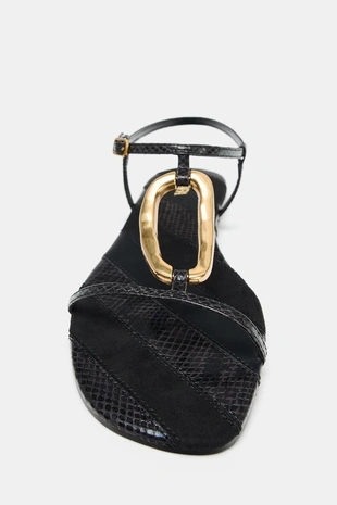 Сандалии на плоской подошве с металлической аппликацией- Заказать в России