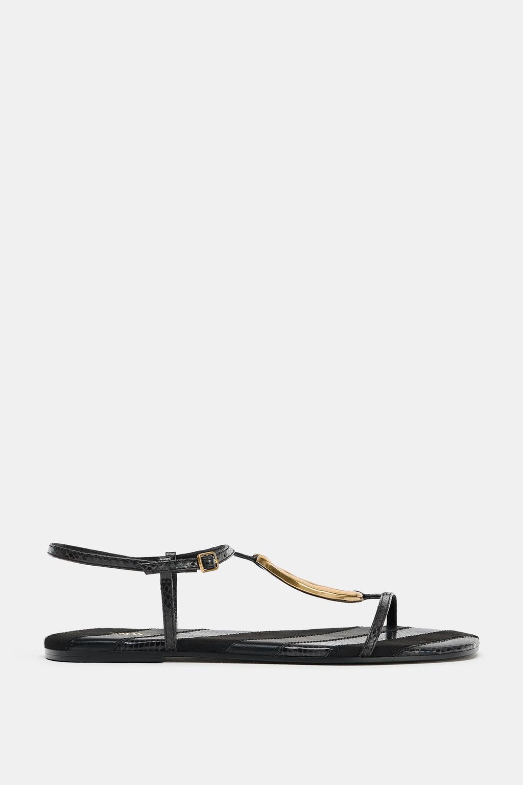 САНДАЛИИ НА ПЛОСКОЙ ПОДОШВЕ С МЕТАЛЛИЧЕСКОЙ АППЛИКАЦИЕЙ