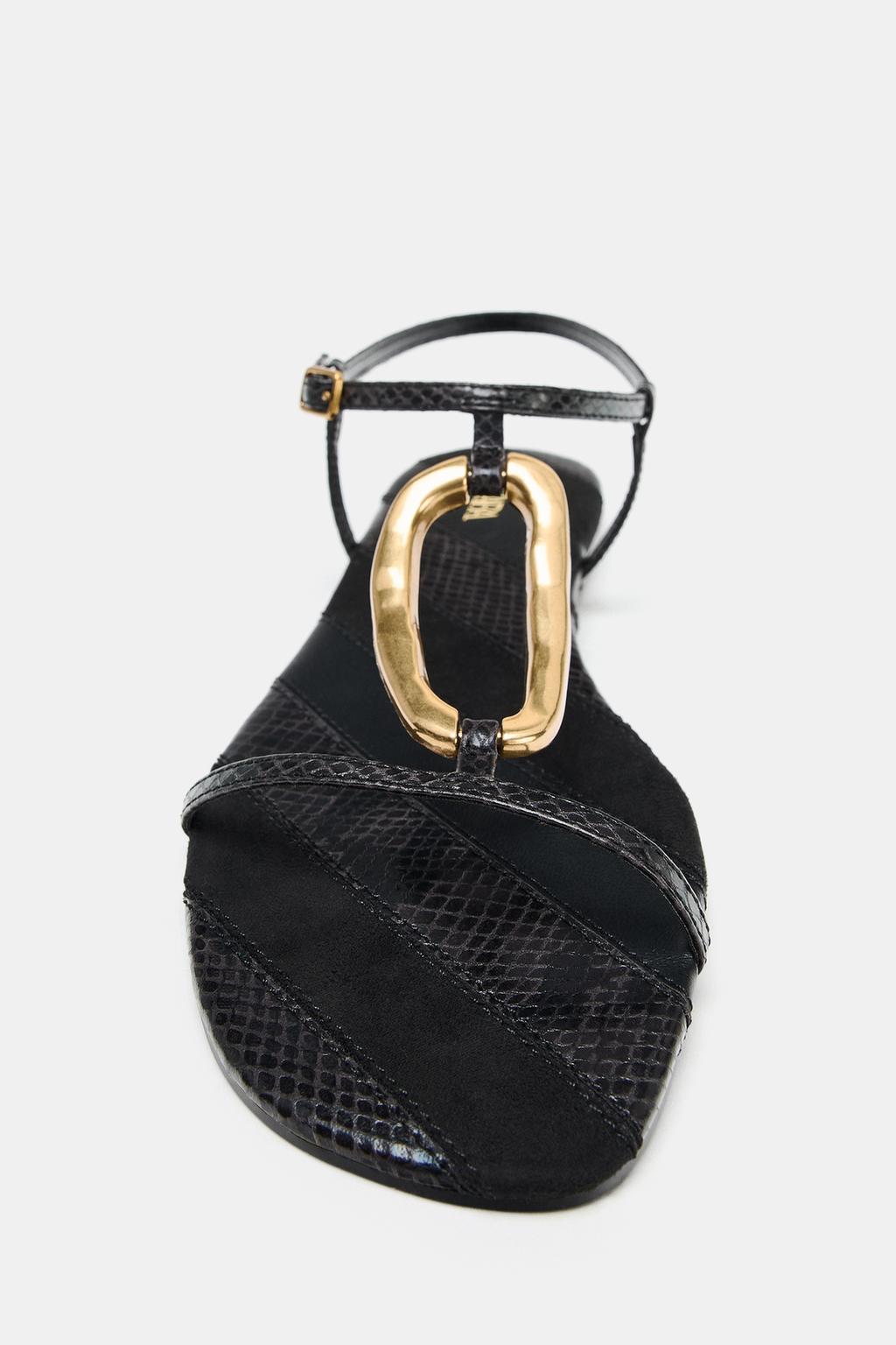 САНДАЛИИ НА ПЛОСКОЙ ПОДОШВЕ С МЕТАЛЛИЧЕСКОЙ АППЛИКАЦИЕЙ