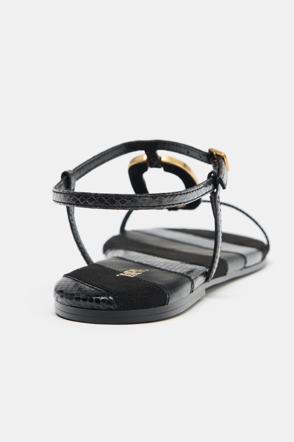 САНДАЛИИ НА ПЛОСКОЙ ПОДОШВЕ С МЕТАЛЛИЧЕСКОЙ АППЛИКАЦИЕЙ