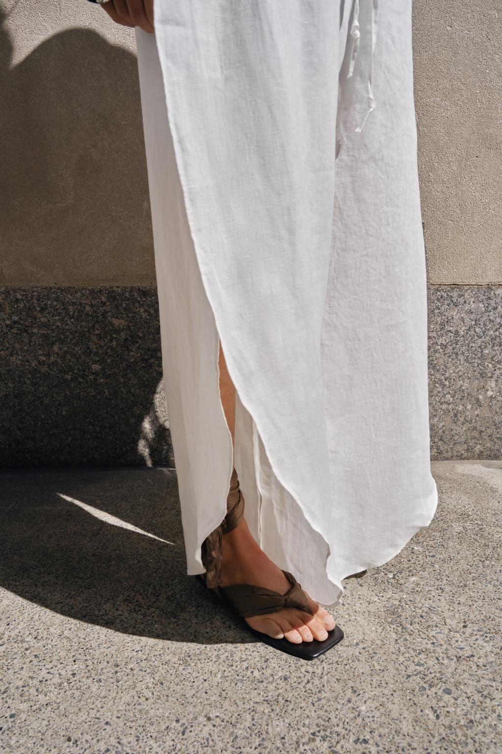 САНДАЛИИ НА ПЛОСКОЙ ПОДОШВЕ С УЗЛОМ