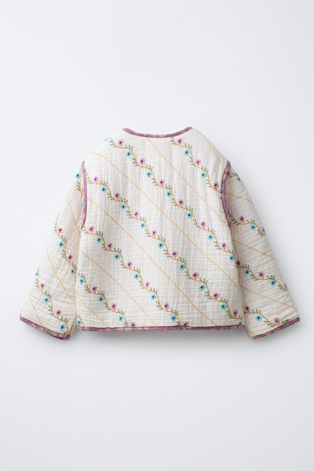 СТЕГАНАЯ КУРТКА С ВЫШИВКОЙ В ВИДЕ ЦВЕТОВ