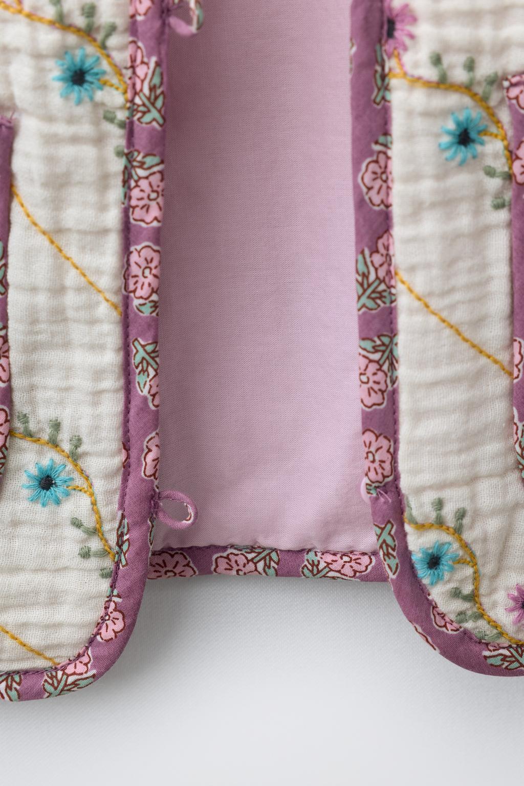 СТЕГАНАЯ КУРТКА С ВЫШИВКОЙ В ВИДЕ ЦВЕТОВ