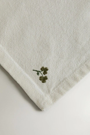 Набор салфеток с вышитыми клеверами и маргаритками (набор из 2 шт.)- Заказать в России