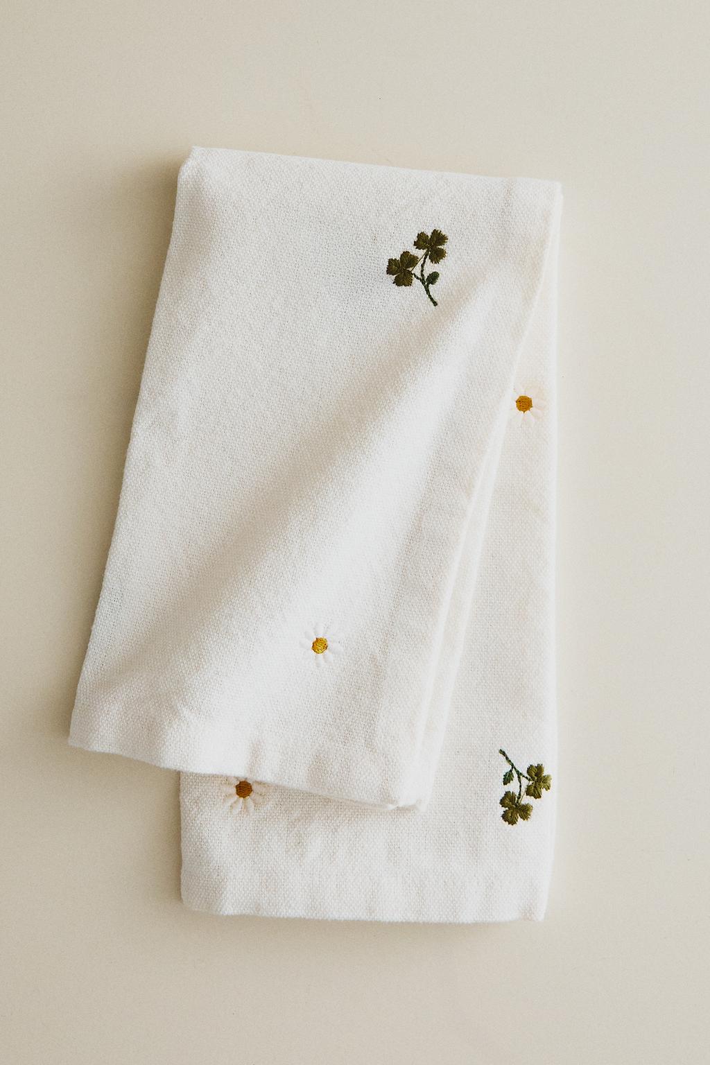 Набор салфеток с вышитыми клеверами и маргаритками (набор из 2 шт.)