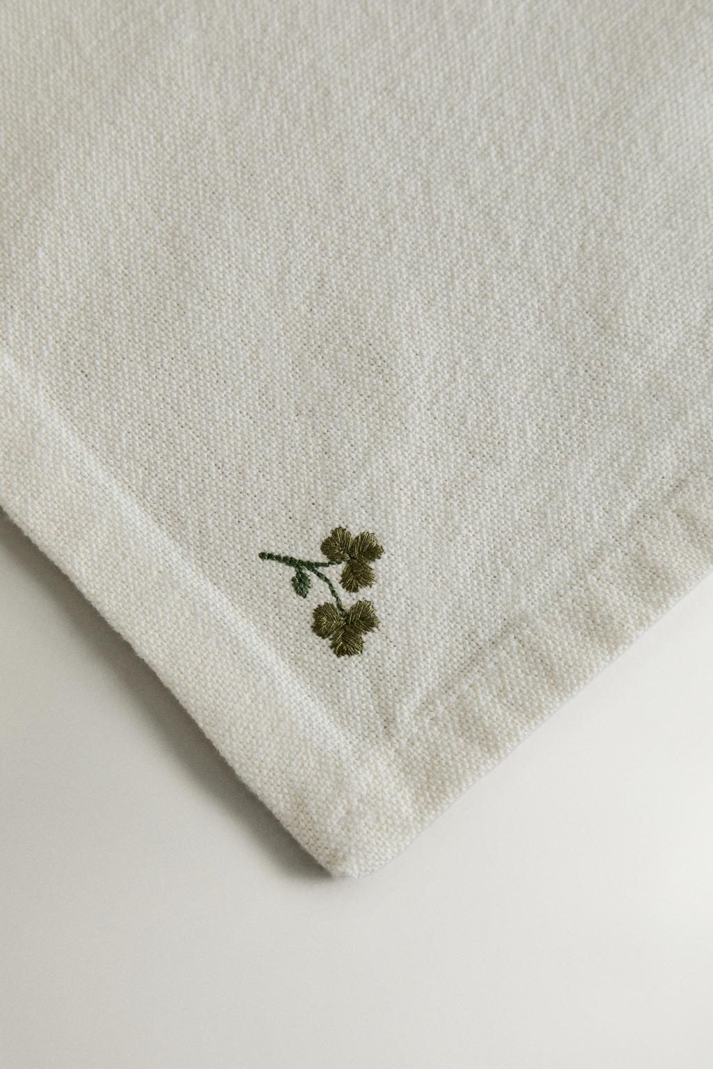 Набор салфеток с вышитыми клеверами и маргаритками (набор из 2 шт.)