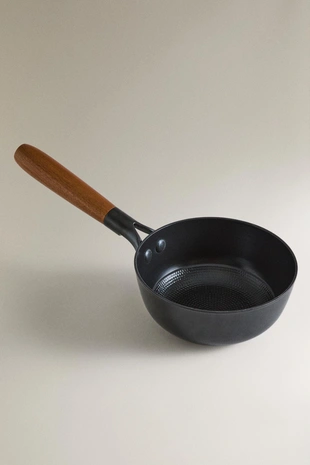 Железная кастрюля с ручкой из акации