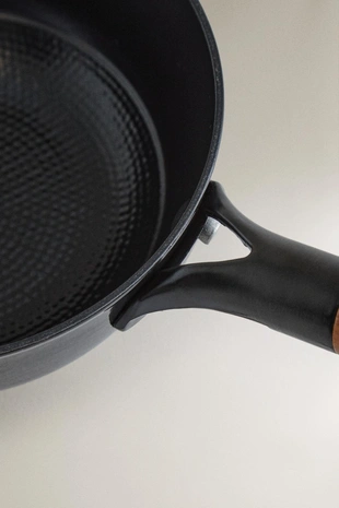 Железная кастрюля с ручкой из акации